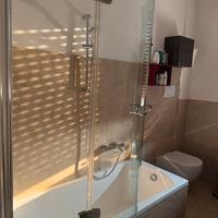 Parete da Vasca Elegante con Porta ad Arco