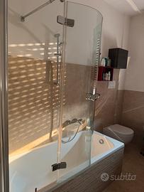 Parete da Vasca Elegante con Porta ad Arco