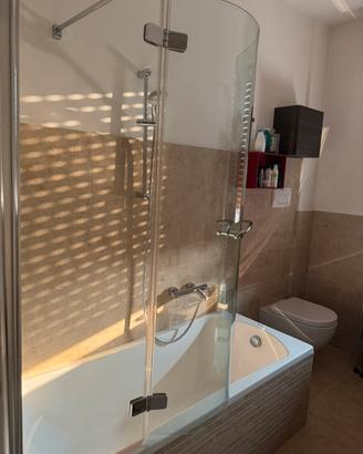 Parete da Vasca Elegante con Porta ad Arco