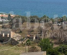 Tono, rudere con grande terreno sul mare