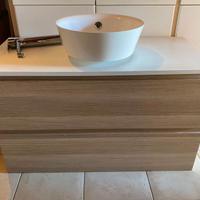 Mobile bagno con lavandino a ciotola e rubinetto