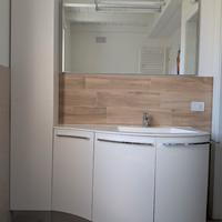 Mobile bagno con colonna, specchio e miscelatore