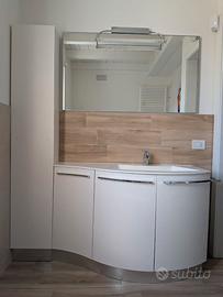 Mobile bagno con colonna, specchio e miscelatore