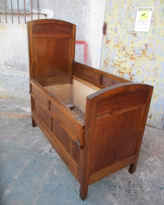 Antico lettino da bambino