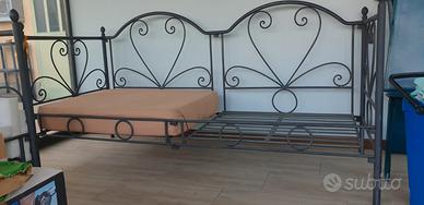 divanetti e lampada ferro battuto