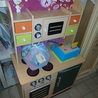 Cucina giocattolo in legno