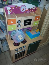 Cucina giocattolo in legno
