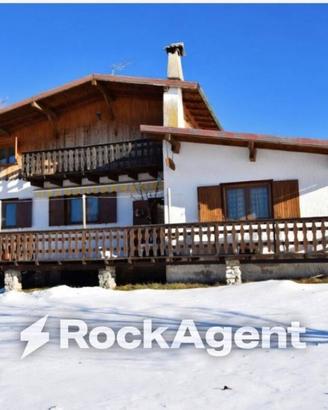 Villa di 270 m² con più di 5 locali e box auto a A