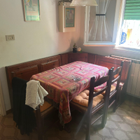 Tavolo con cassapanca e sedie