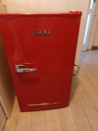 Frigorifero modello AKAI colore rosso
