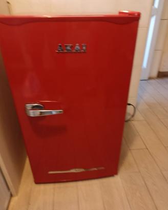 Frigorifero modello AKAI colore rosso