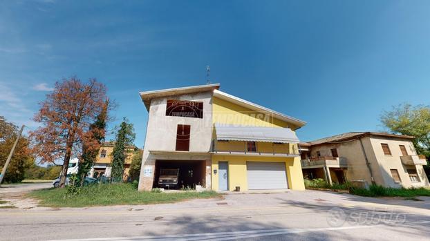 PORZIONE DI CASA AL GREZZO CON POSSIBILITÀ DI CREA