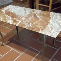Tavolino in marmo zampe in metallo.