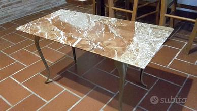 Tavolino in marmo zampe in metallo.