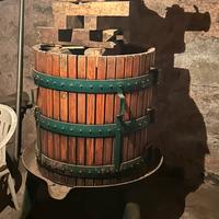 Botti e palmento con oggetti antichi