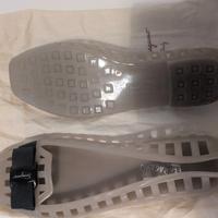 scarpa ballerina firmata Ferragamo mare