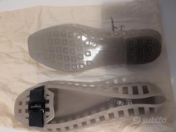 scarpa ballerina firmata Ferragamo mare