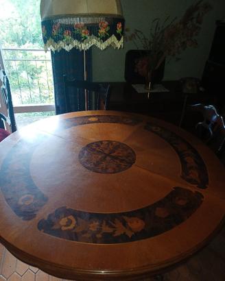 tavolo in legno lavorato