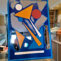 Specchio decorato con intagli e colori geometrici