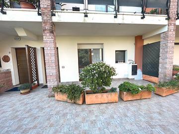Appartamento con cortile, cantina e posto auto