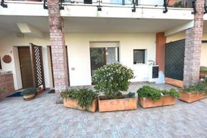 Appartamento con cortile, cantina e posto auto