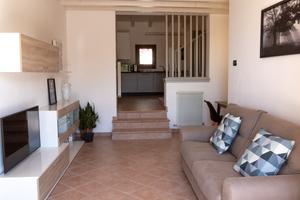 Intera casa in posizione collinare