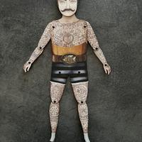 Uomo tatuato marionetta di carta