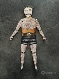 Uomo tatuato marionetta di carta