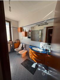 Mobili bagno in legno arancio e azzurro