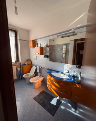 Mobili bagno in legno arancio e azzurro