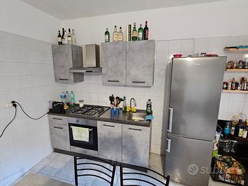 Cucina completa, letti e mobile bagno