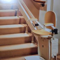 Montascale lineare con seduta per anziani