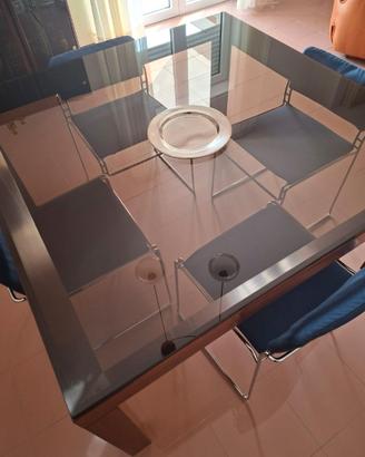 Tavolo in cristallo e legno