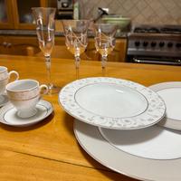 Servizio piatti con bicchieri e completo tazze
