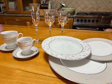 Servizio piatti con bicchieri e completo tazze