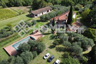 Rustico / Casale di 1000 m² con più di 5 locali a 