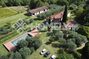 Rustico / Casale di 1000 m² con più di 5 locali a 