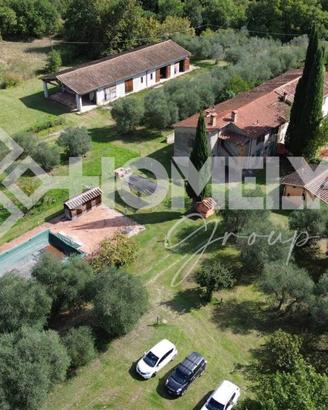 Rustico / Casale di 1000 m² con più di 5 locali a 