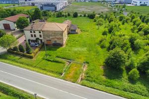 RIF V073: Lotto edificabile con fabbricati esisten