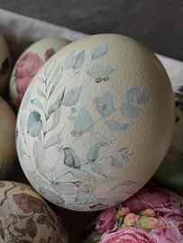 Uova di struzzo decorate