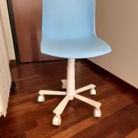 Sedia ergonomica girevole azzurra e bianca