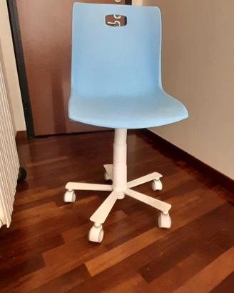 Sedia ergonomica girevole azzurra e bianca
