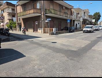 Locale con doppia vetrina ad uso negozio o ufficio
