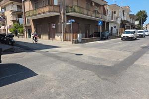 Locale con doppia vetrina ad uso negozio o ufficio