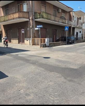 Locale con doppia vetrina ad uso negozio o ufficio