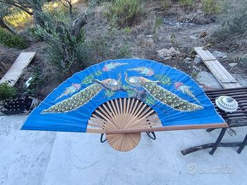 ventaglio dipinto a mano da parete. 