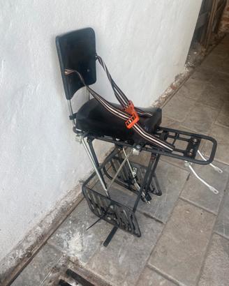 Seggiolino posteriore su portapacchi