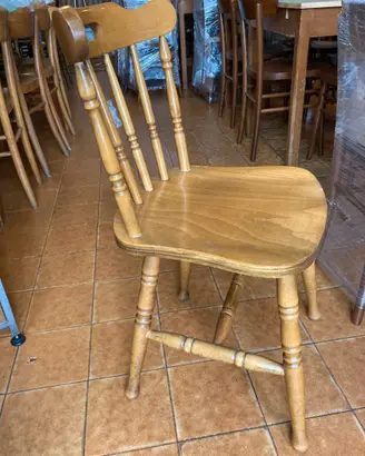 sedie in legno e sedie in plastica da giardino