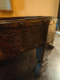 Tavolo rotondo antico.