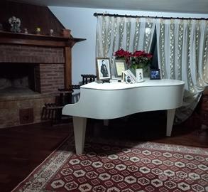 Pianoforte scenografico per incasso tastiera